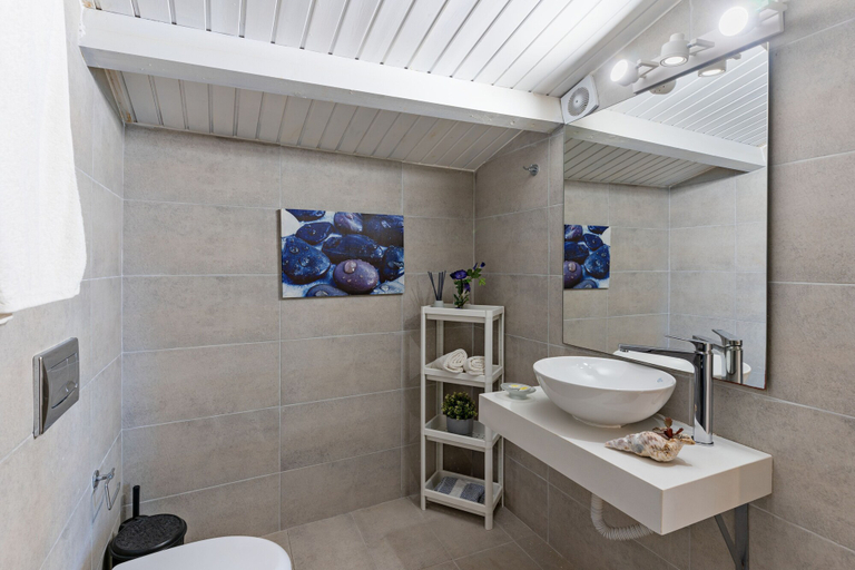 Bathroom 4, Castello Apartments, Crete