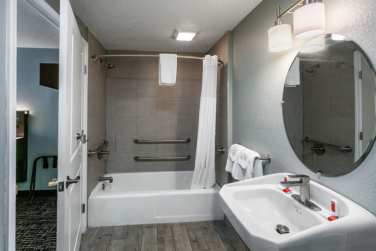 Bathroom 3, Gatlinburg Mountain Inn, Sevier