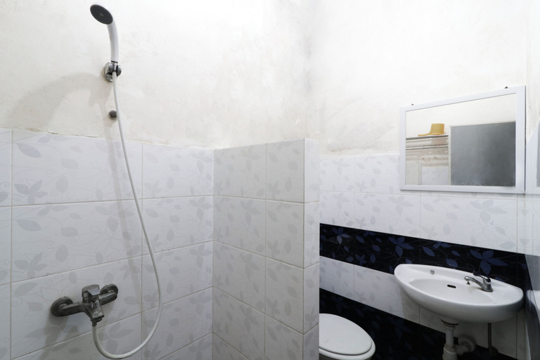 Bathroom 4, Rumah Kakak Guesthouse - Hostel, Bandung