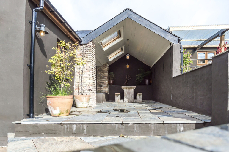 Exterior & Views 2, Foxglove - Luxurious Barn Conversion, Pembrokeshire