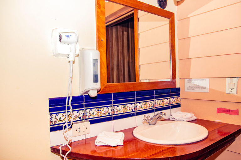 Bathroom 3, Hotel Claro de Luna, Puntarenas