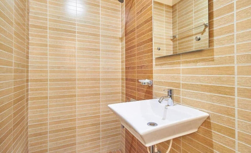 Bathroom 4, Hotel Shantikamal, Ahmadnagar
