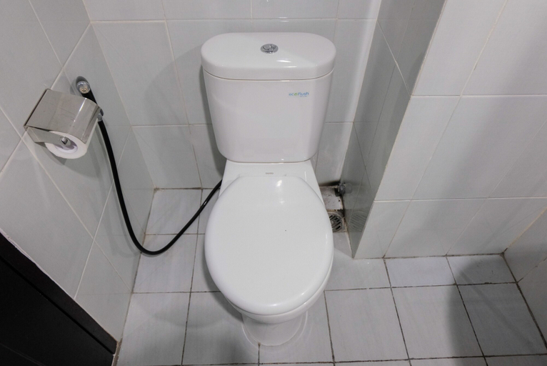 Bathroom 3, Homey and Comfy Studio Casa De Parco Apartment, Tangerang