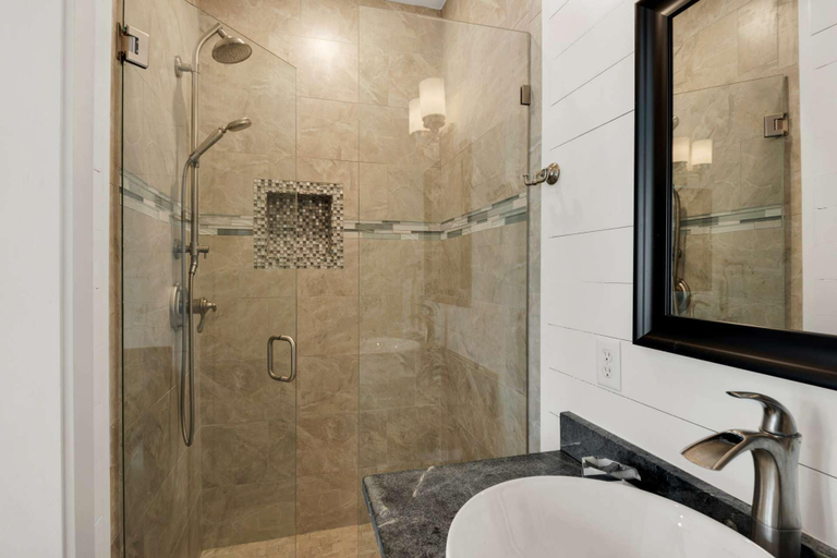 Bathroom 3, Rock Lobster, Bay