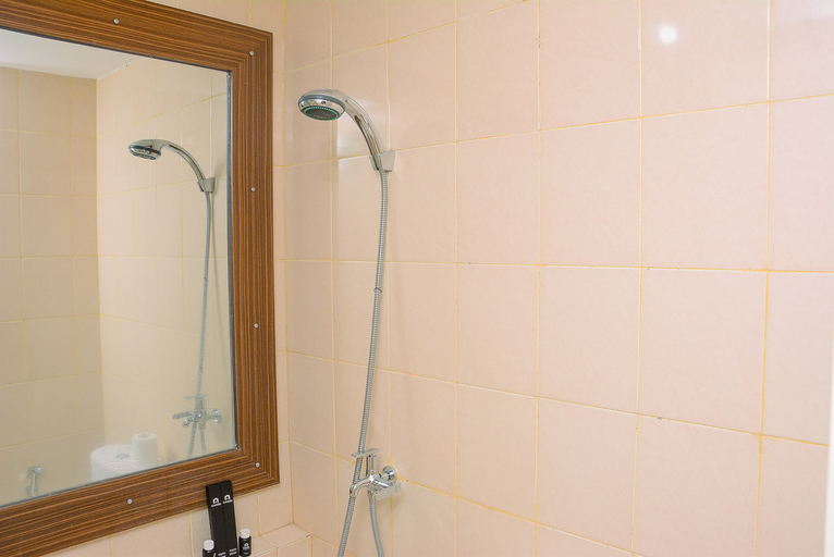Bathroom 5, Comfy 2BR Green Palace Apartment By Travelio, Jakarta Selatan