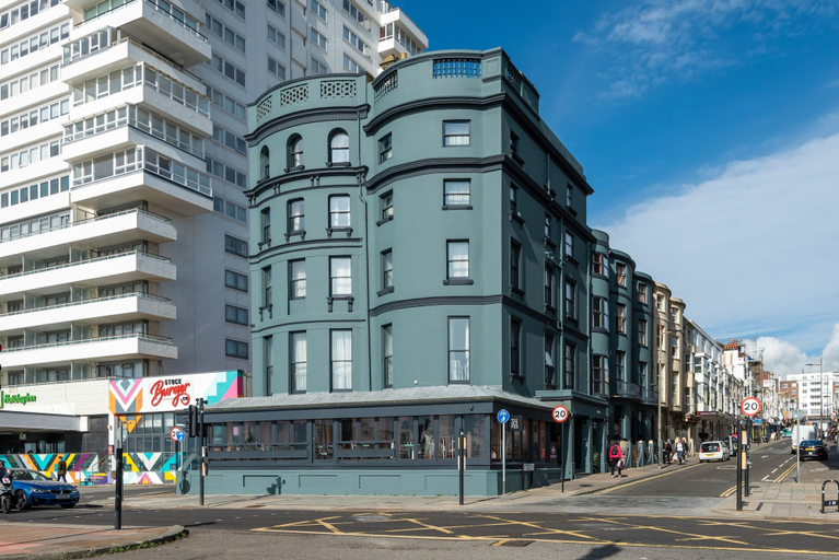 Exterior & Views