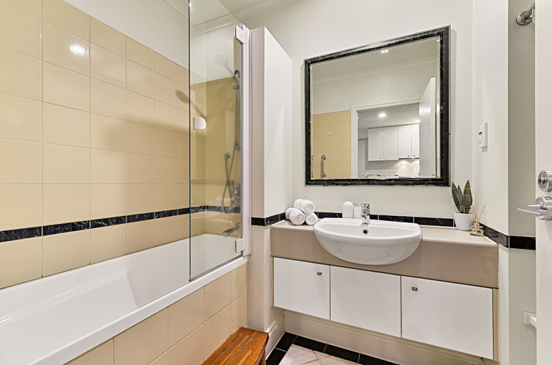Bathroom, Spacious Apartment in Auckland Central, Waitakere