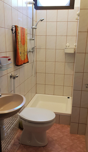 Bathroom, Muskátli Apartman, Pétervására