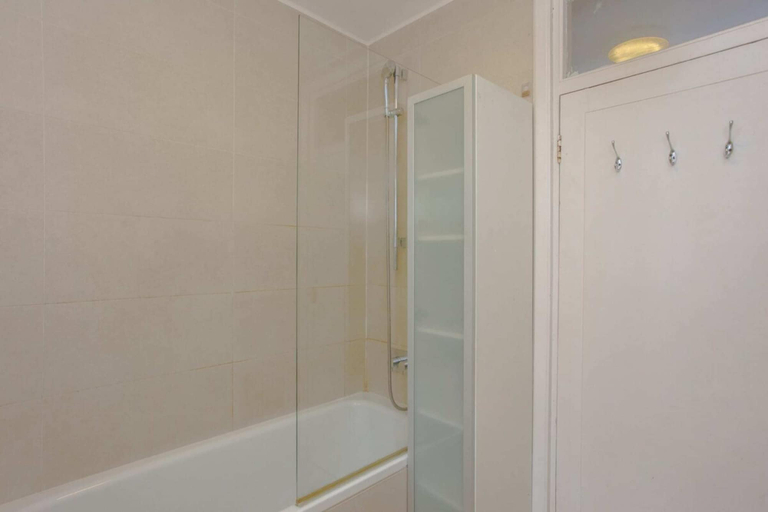 Others 5, Contemporary 2 Bedroom Flat in Bayswater, London