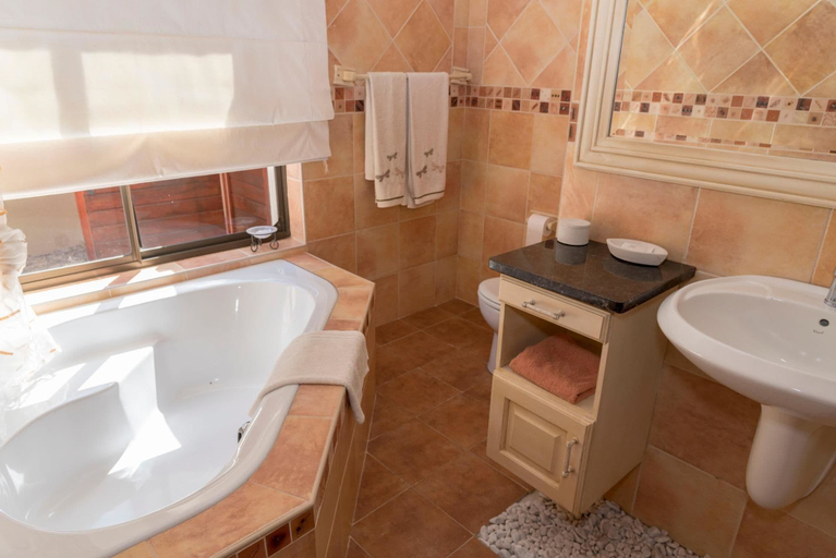 Bathroom 4, 5 Forecastle, Eden