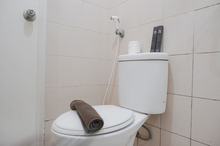Bathroom 5, Comfy 2BR Apartment at Green Palace Kalibata By Travelio, Jakarta Selatan