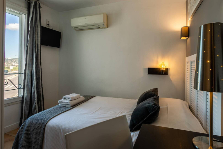 Bedroom 2, Hôtel Le Mistral, Bouches-du-Rhône