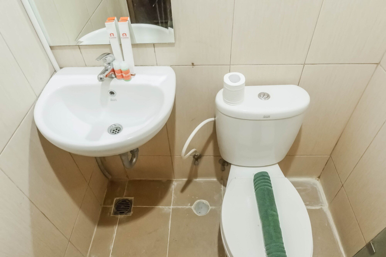 Bathroom 2, Relaxing Studio Apartment at Tamansari Papilio, Surabaya