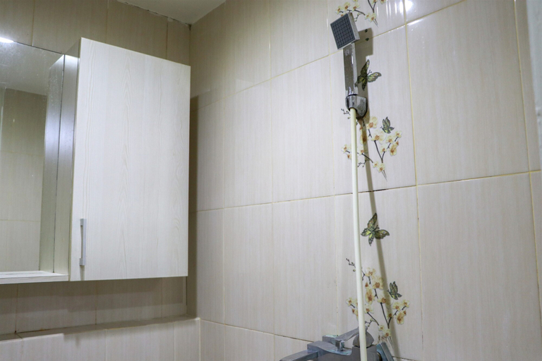 Bathroom 5, Fancy and Nice 2BR Apartment at Green Pramuka City By Travelio, Central Jakarta