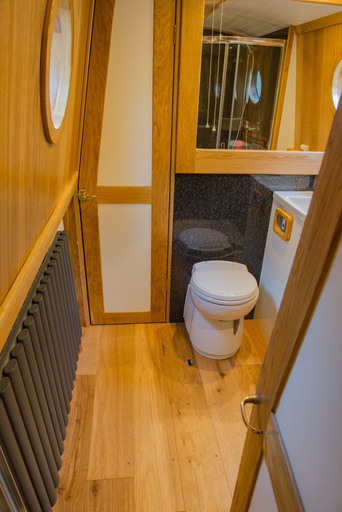 Bathroom 2, Narrowboat Puzzle, Cambridgeshire