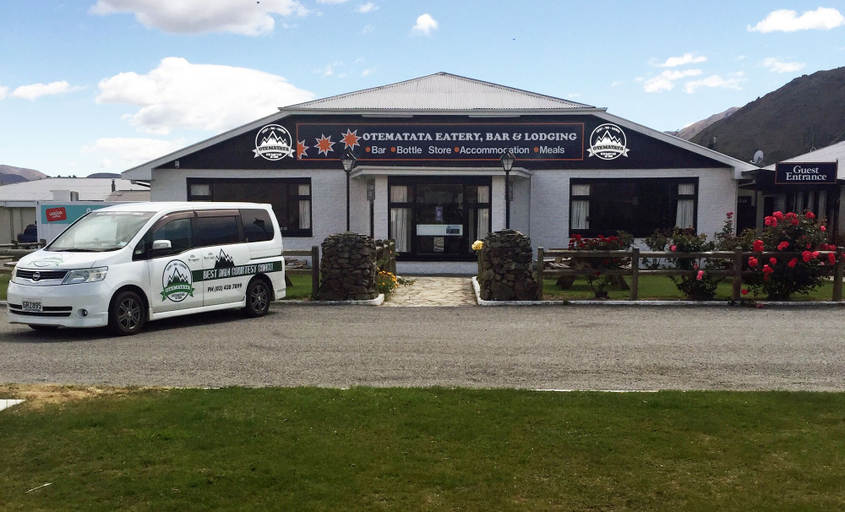 Exterior & Views 2, Otematata's Best Dam Pub, Waitaki