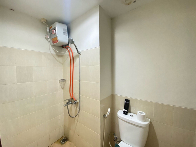 Bathroom 5, Best Price Studio Apartment at Harvard Jatinangor, Sumedang