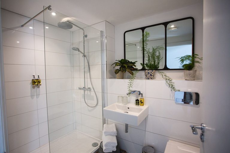 Bathroom 4, Owen House Farm, Cheshire East