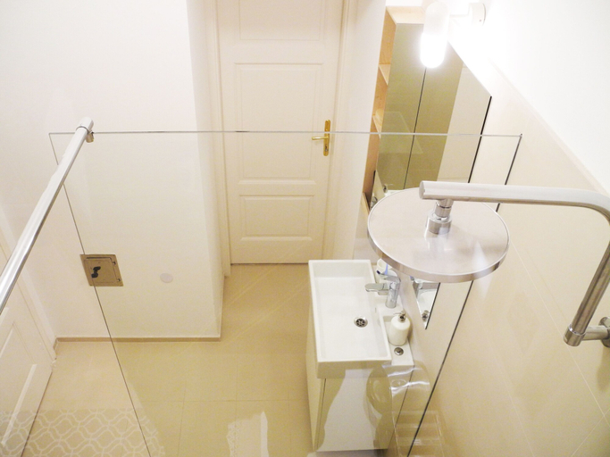 Bathroom 3, Harsfa 18 Apartment, Budapesti