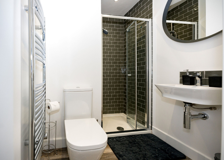 Bathroom, Ye Olde Windmill Apartment Free Parking , York