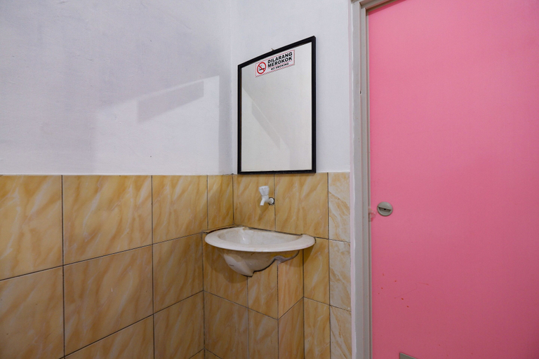 Bathroom 3, OYO 2855 Sartika Hotel Pati, Pati