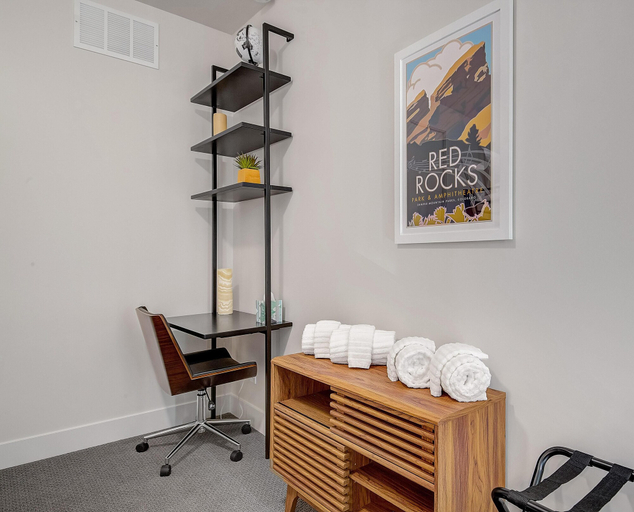 Others 1, Amazingly Sleek Rino Pad - Stunning Mountain Views, Denver