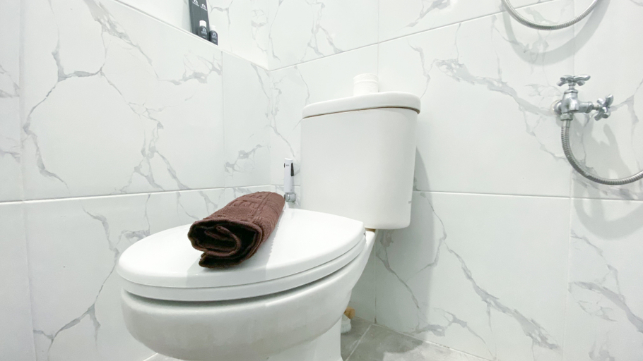 Bathroom 5, Nice and Simply 2BR at Green Bay Pluit Apartment By Travelio, Jakarta Utara