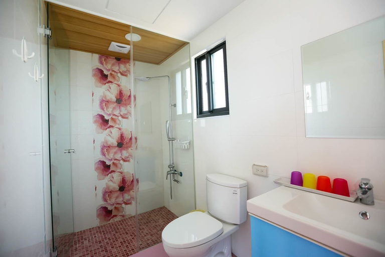 Bathroom 3, Sea - People, Penghu