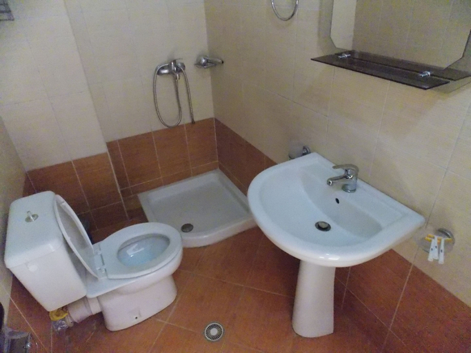 Bathroom 3, Yellow City Apartments, Sarandës