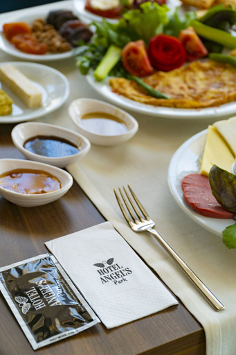 Food & Drinks 5, Angel's Park Hotel, Merkez