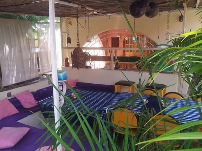 Others 5, A La Casa, Kombo Saint Mary