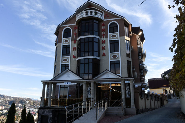 Exterior & Views