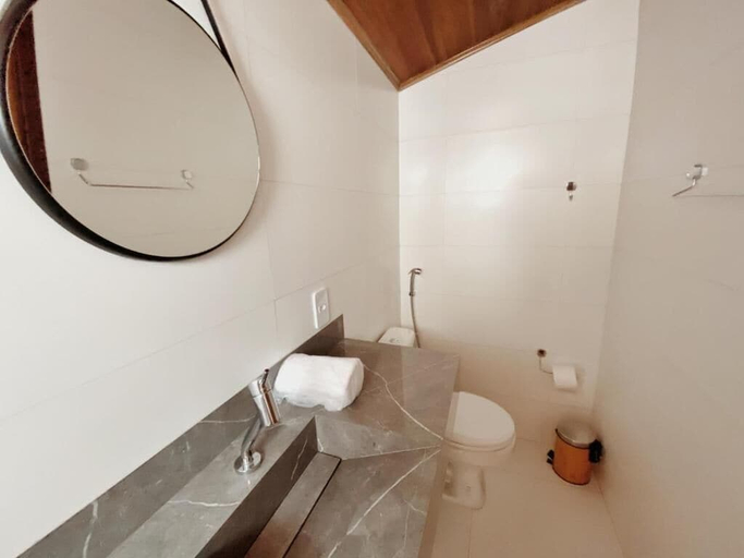 Bathroom 2, Primeira Praia Suites, Cairu