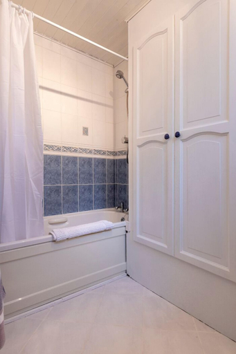 Bathroom 3, Central Dartmouth Townhouse, Devon
