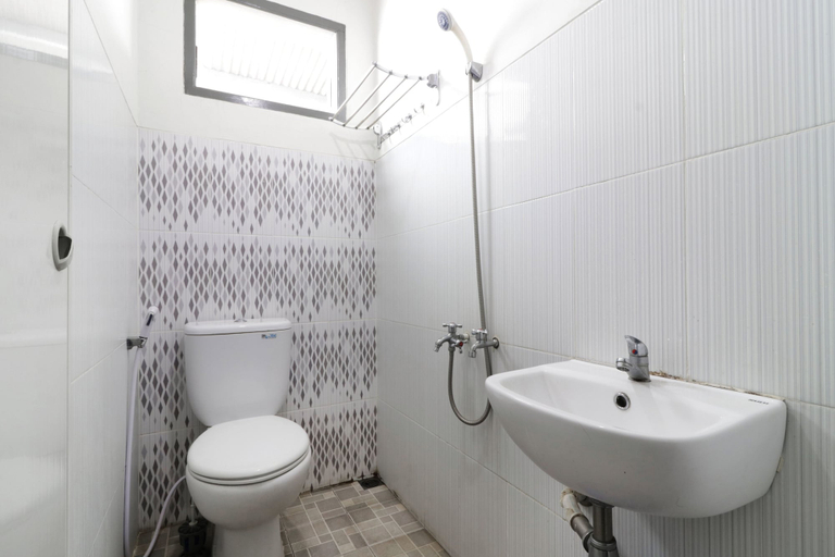 Bathroom 3, Rumah Kakak Guesthouse - Hostel, Bandung