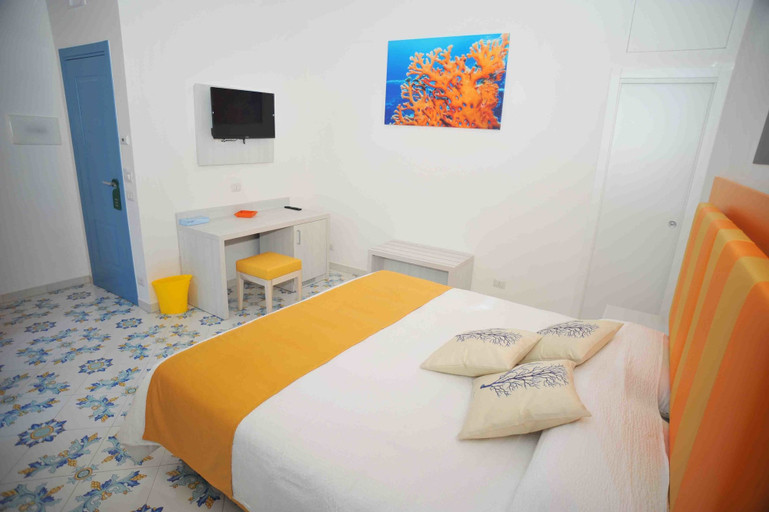 Bedroom 5, Costa Blu, Napoli