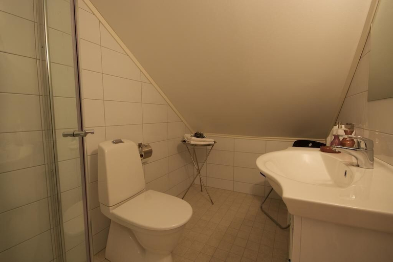 Bathroom, Opsahl Gjestegaard, Bodø