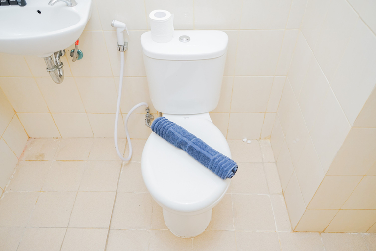 Bathroom 5, Spacious and Cozy Studio Room Bandara City Apartment By Travelio, Tangerang
