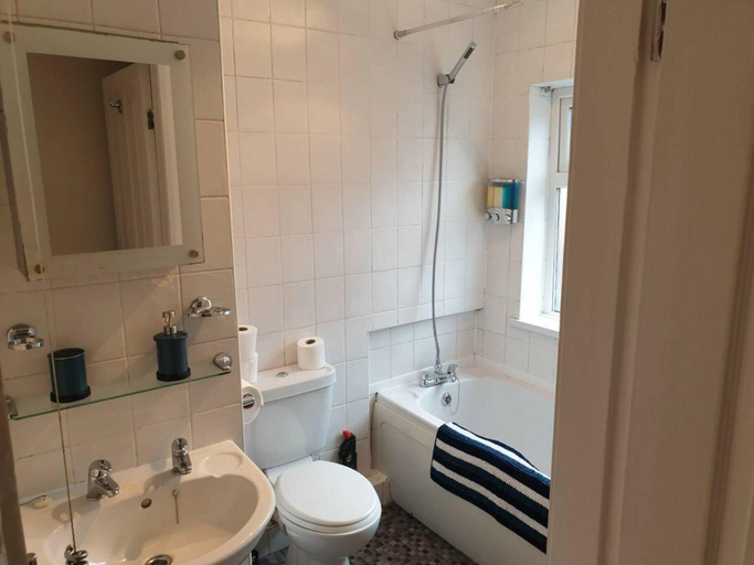 Bathroom, South Shield's Emerald 2 Bed Apartment, South Tyneside