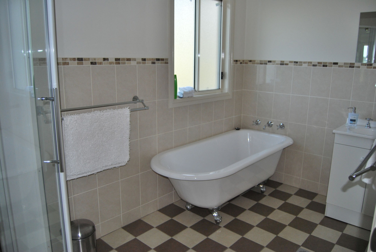 Bathroom, High Country Trail Rides & Farm Stay, Oberon