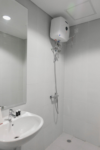 Bathroom 3, Good Compact Studio Casa de Parco Apartment, Tangerang