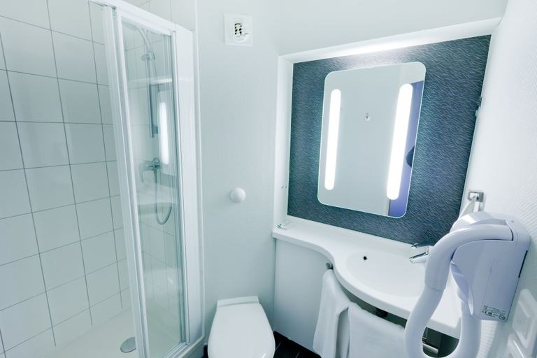 Bathroom 4, ibis Cherbourg La Glacerie, Manche