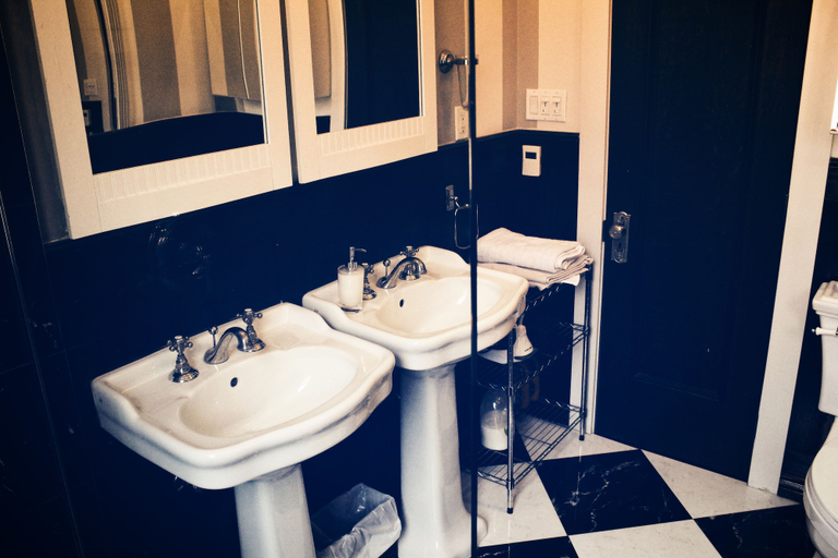 Bathroom 4, The Bishop Stays, Toronto