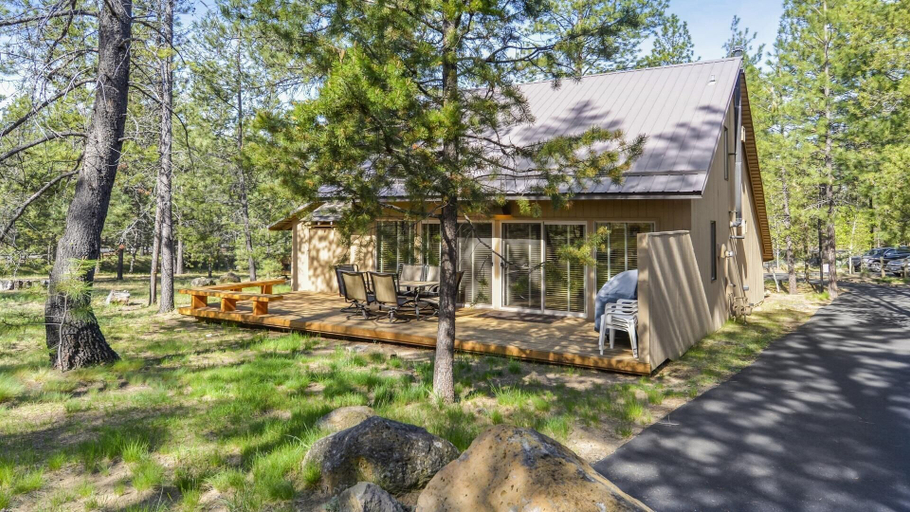 Exterior & Views 2, Cluster Cabin 26, Deschutes