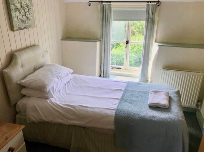 Bedroom 2, Idyllic Riverside Cottage in Dorset, Dorset