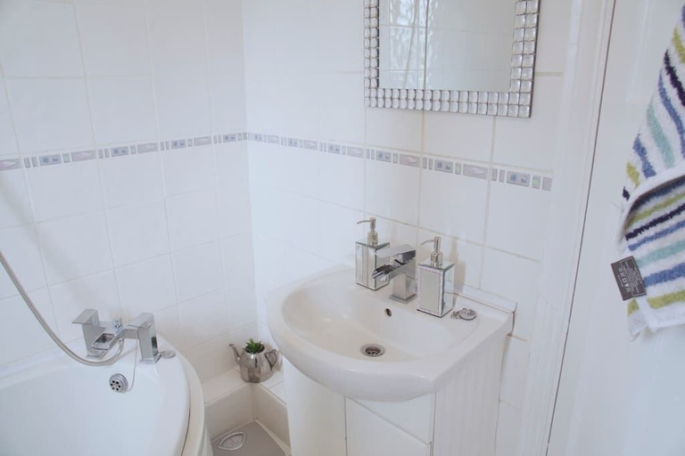 Bathroom 3, A & L Lodgings, London