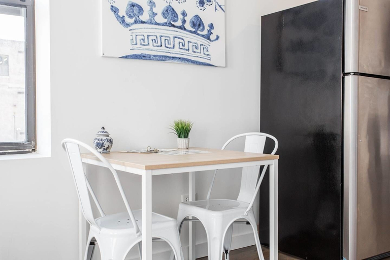 Others 3, Chestnut Charm - Modern 1 BDR in Downtown, Cook