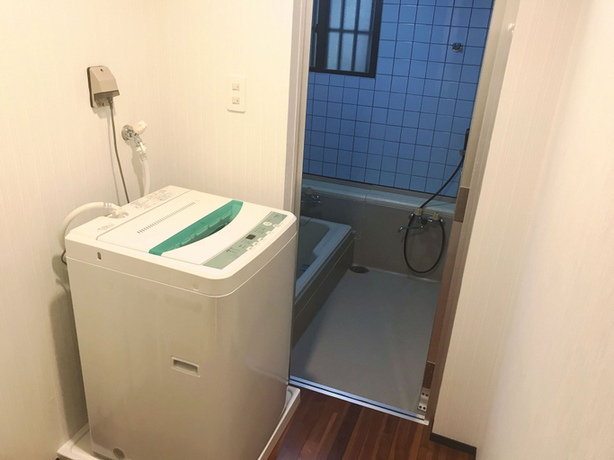 Bathroom 5, Hope Hill, Onna
