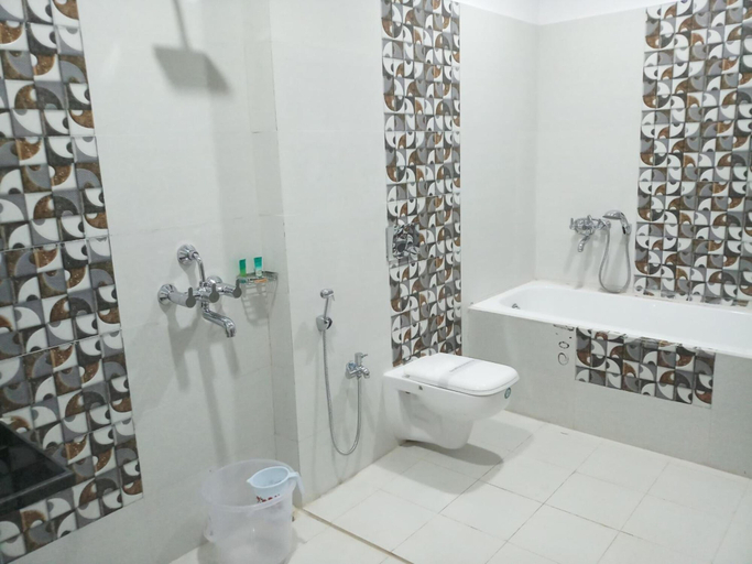 Bathroom 3, Hotel The Golden Sunrise, Patna