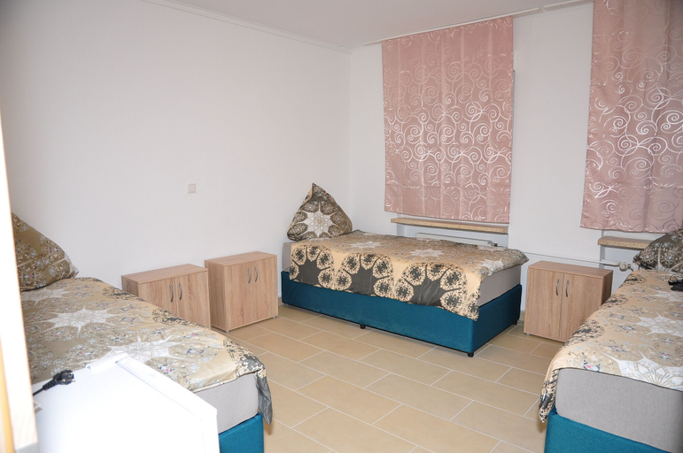 Bedroom 3, Weisenau Plaza, Mainz